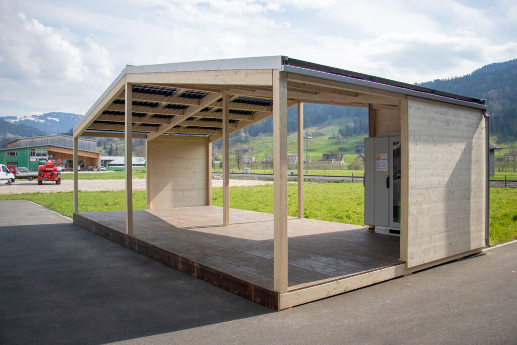 Holzpavillon mit Dach aus Solarzellen