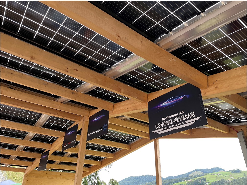 Innenansicht des Holzpavillons mit Solarzellen